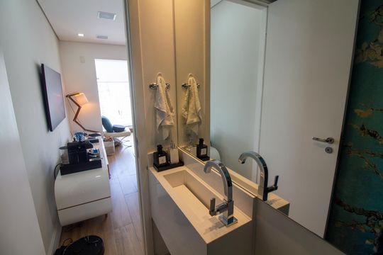 Compra apartamento mobiliado com varanda, 2 suítes em 2 quartos. — Lavabo
