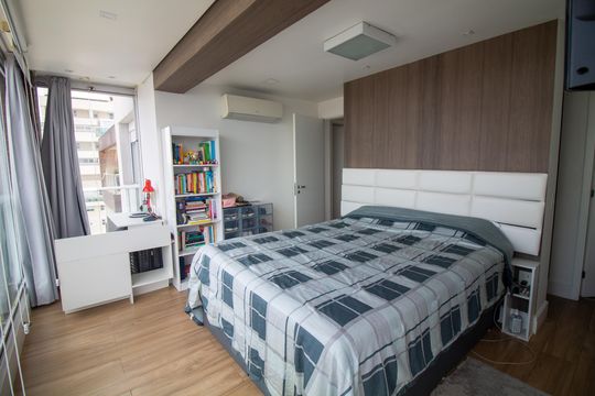 Compra apartamento mobiliado com varanda, 2 suítes em 2 quartos. — Suíte 1