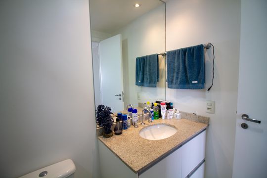 Compra apartamento mobiliado com varanda, 2 suítes em 2 quartos. — Banheiro da Suíte 2