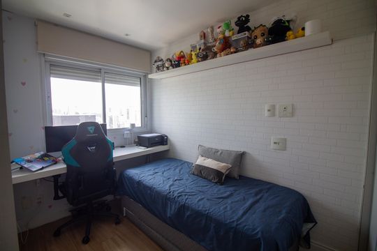 Compra apartamento mobiliado com varanda, 2 suítes em 2 quartos. — Suíte 2
