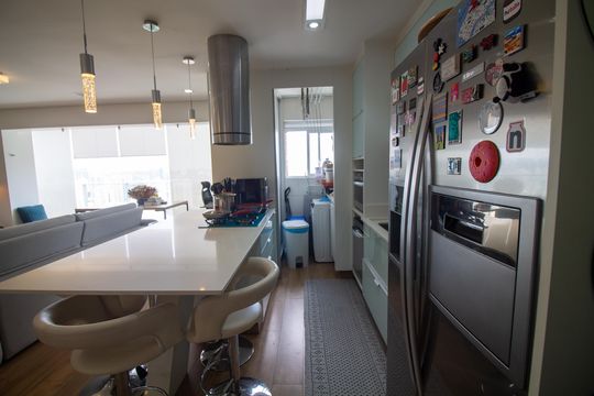 Compra apartamento mobiliado com varanda, 2 suítes em 2 quartos. — Cozinha