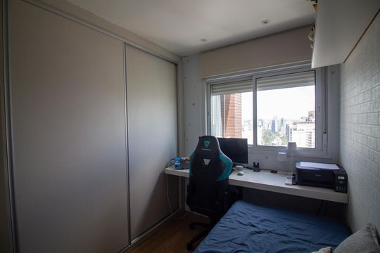 Compra apartamento mobiliado com varanda, 2 suítes em 2 quartos. — Suíte 2