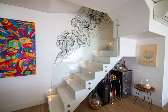 Compra apartamento mobiliado com varanda, 2 suítes em 2 quartos. — Escada