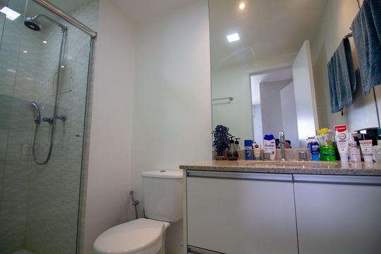 Compra apartamento mobiliado com varanda, 2 suítes em 2 quartos. — Banheiro da Suíte 2