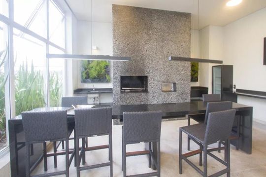 Compra apartamento mobiliado com varanda, 2 suítes em 2 quartos. — Área comum - Churrasqueira