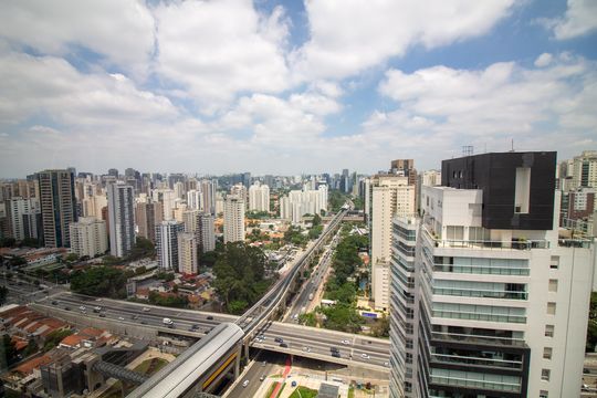 Compra apartamento mobiliado com varanda, 2 suítes em 2 quartos. — Vista da Sala