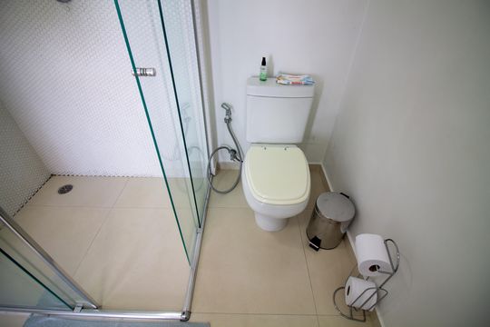 Compra apartamento mobiliado com varanda, 2 suítes em 2 quartos. — Banheiro da Suíte 1