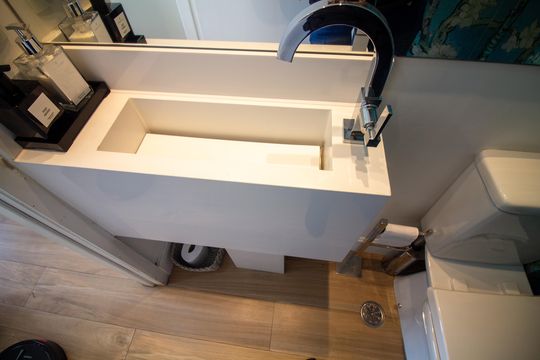 Compra apartamento mobiliado com varanda, 2 suítes em 2 quartos. — Lavabo
