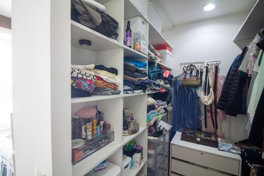 Compra apartamento mobiliado com varanda, 2 suítes em 2 quartos. — Closet da Suíte 1