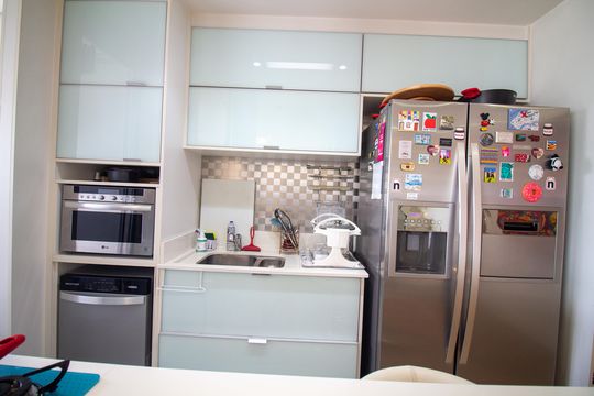 Compra apartamento mobiliado com varanda, 2 suítes em 2 quartos. — Cozinha