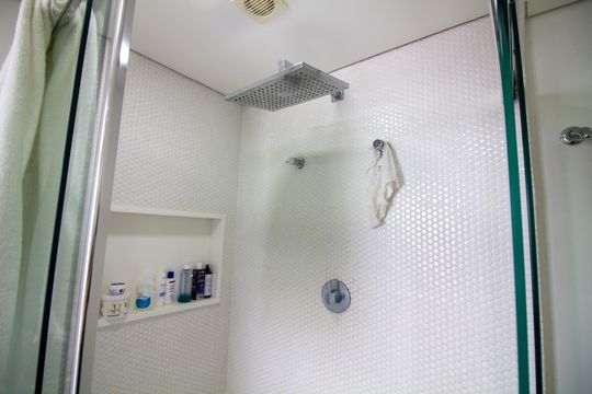 Compra apartamento mobiliado com varanda, 2 suítes em 2 quartos. — Banheiro da Suíte 1