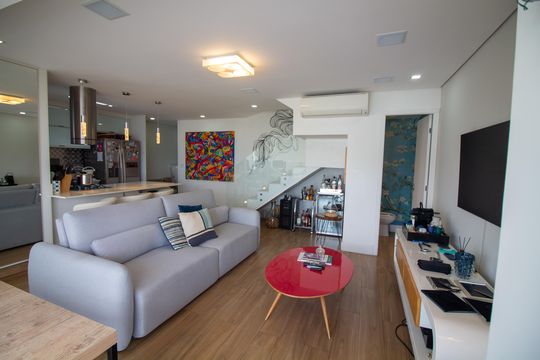 Compra apartamento mobiliado com varanda, 2 suítes em 2 quartos. — Sala