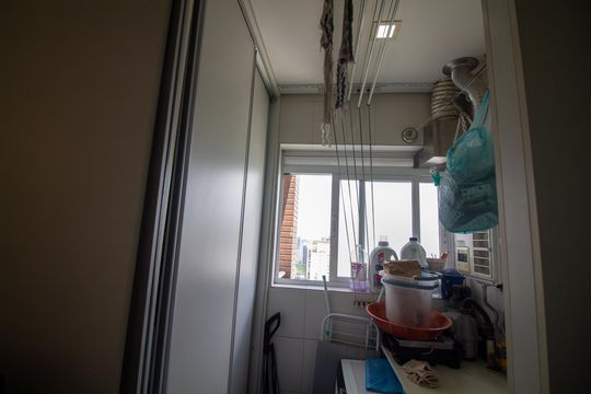Compra apartamento mobiliado com varanda, 2 suítes em 2 quartos. — Área de Serviço
