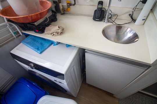 Compra apartamento mobiliado com varanda, 2 suítes em 2 quartos. — Área de Serviço