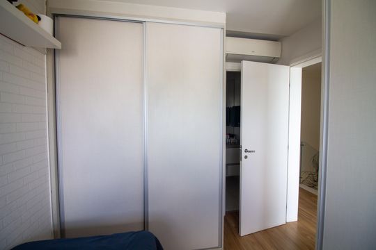 Compra apartamento mobiliado com varanda, 2 suítes em 2 quartos. — Suíte 2