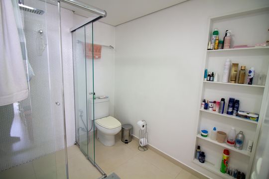 Compra apartamento mobiliado com varanda, 2 suítes em 2 quartos. — Closet da Suíte 1