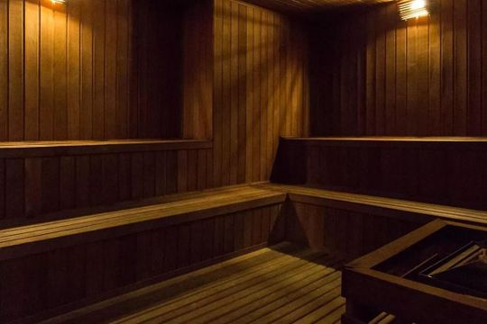 Compra apartamento mobiliado com varanda, 2 suítes em 2 quartos. — Área comum - Sauna