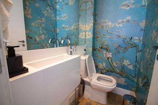 Compra apartamento mobiliado com varanda, 2 suítes em 2 quartos. — Lavabo