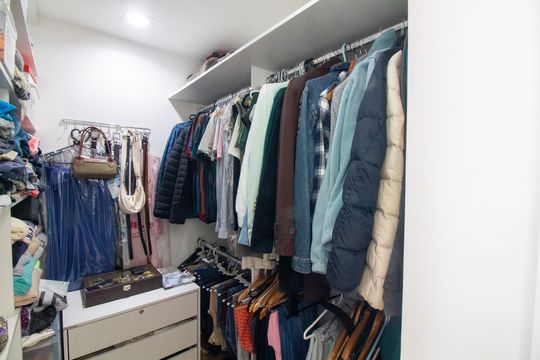 Compra apartamento mobiliado com varanda, 2 suítes em 2 quartos. — Closet da Suíte 1