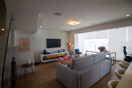 Compra apartamento mobiliado com varanda, 2 suítes em 2 quartos. — Sala