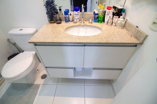 Compra apartamento mobiliado com varanda, 2 suítes em 2 quartos. — Banheiro da Suíte 2