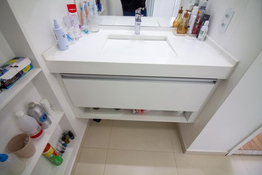Compra apartamento mobiliado com varanda, 2 suítes em 2 quartos. — Banheiro da Suíte 1