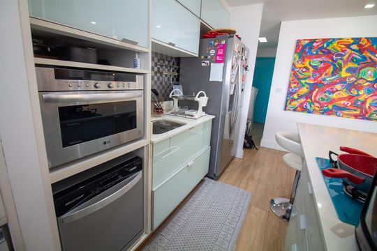 Compra apartamento mobiliado com varanda, 2 suítes em 2 quartos. — Cozinha