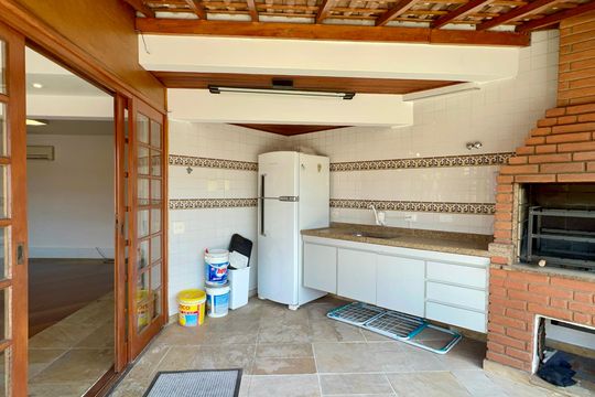 Apartamento mobiliado com 3 quartos e closet, churrasqueira e piscina no condomínio. Ideal para comprar. — Churrasqueira