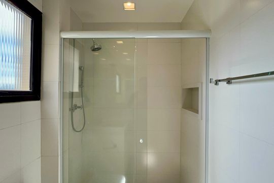 Apartamento mobiliado com 3 quartos e closet, churrasqueira e piscina no condomínio. Ideal para comprar. — Banheiro da Suíte