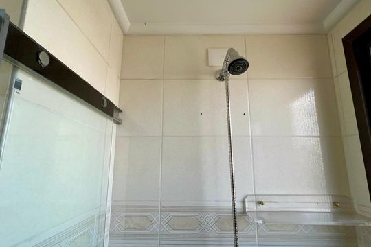 Apartamento mobiliado com 3 quartos e closet, churrasqueira e piscina no condomínio. Ideal para comprar. — Banheiro