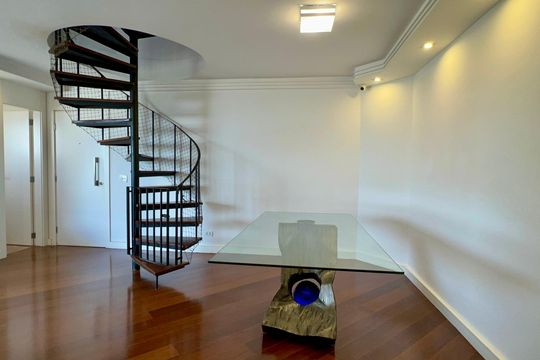 Apartamento mobiliado com 3 quartos e closet, churrasqueira e piscina no condomínio. Ideal para comprar. — Sala de Jantar