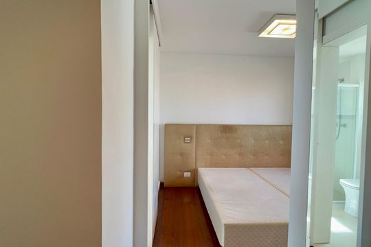 Apartamento mobiliado com 3 quartos e closet, churrasqueira e piscina no condomínio. Ideal para comprar. — Suite