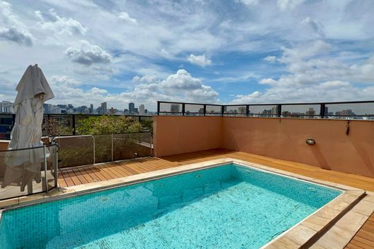 Apartamento mobiliado com 3 quartos e closet, churrasqueira e piscina no condomínio. Ideal para comprar. — Piscina