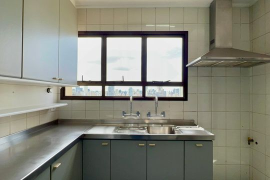 Apartamento mobiliado com 3 quartos e closet, churrasqueira e piscina no condomínio. Ideal para comprar. — Cozinha