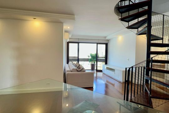 Apartamento mobiliado com 3 quartos e closet, churrasqueira e piscina no condomínio. Ideal para comprar. — Sala de Jantar