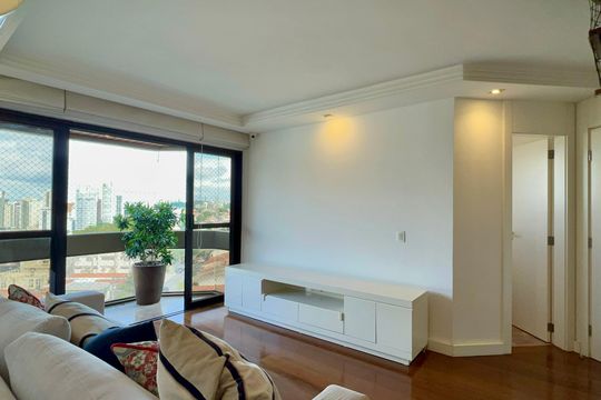 Apartamento mobiliado com 3 quartos e closet, churrasqueira e piscina no condomínio. Ideal para comprar. — Sala