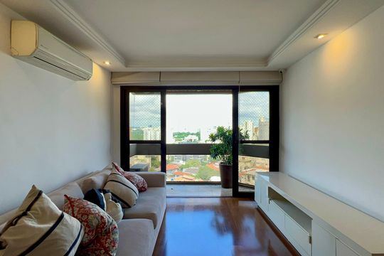 Apartamento mobiliado com 3 quartos e closet, churrasqueira e piscina no condomínio. Ideal para comprar. — Sala