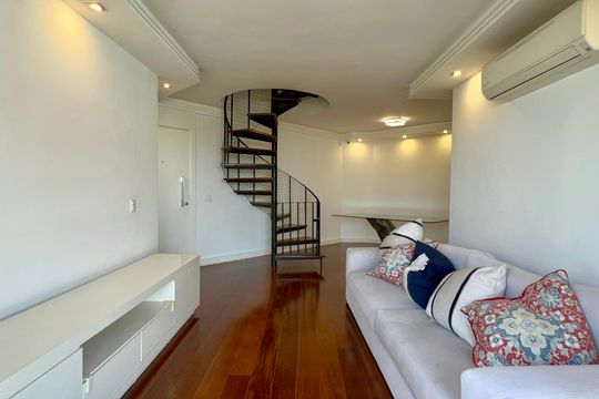 Apartamento mobiliado com 3 quartos e closet, churrasqueira e piscina no condomínio. Ideal para comprar. — Sala