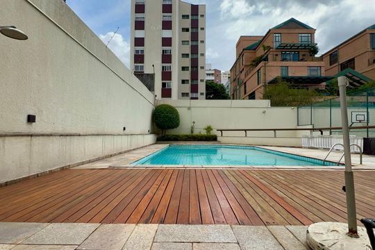 Apartamento mobiliado com 3 quartos e closet, churrasqueira e piscina no condomínio. Ideal para comprar. — Área comum - Piscina