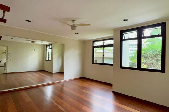 Apartamento mobiliado com 3 quartos e closet, churrasqueira e piscina no condomínio. Ideal para comprar. — Academia