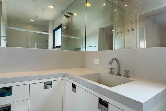Apartamento mobiliado com 3 quartos e closet, churrasqueira e piscina no condomínio. Ideal para comprar. — Banheiro da Suíte
