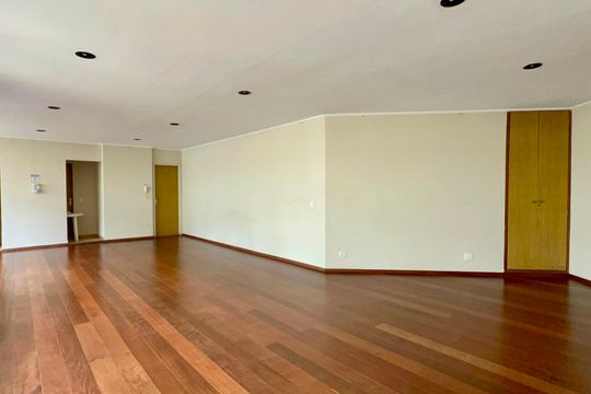Apartamento mobiliado com 3 quartos e closet, churrasqueira e piscina no condomínio. Ideal para comprar. — Salão de Festas