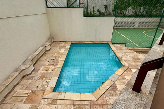 Apartamento mobiliado com 3 quartos e closet, churrasqueira e piscina no condomínio. Ideal para comprar. — Área comum - Piscina
