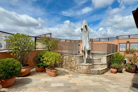 Apartamento mobiliado com 3 quartos e closet, churrasqueira e piscina no condomínio. Ideal para comprar. — Terraço