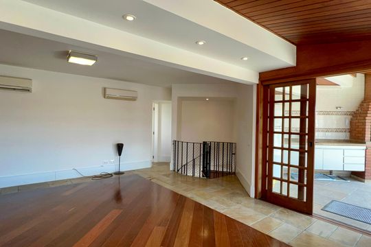 Apartamento mobiliado com 3 quartos e closet, churrasqueira e piscina no condomínio. Ideal para comprar. — Cobertura