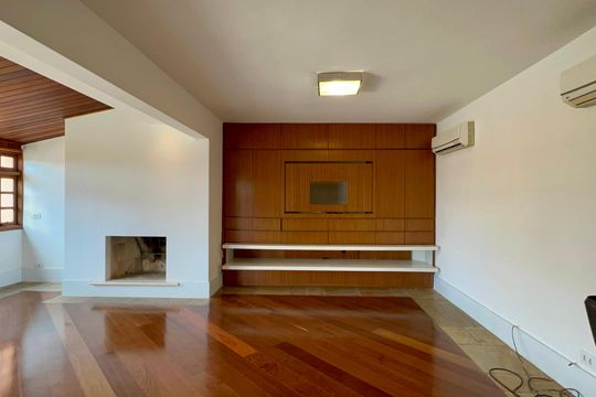 Apartamento mobiliado com 3 quartos e closet, churrasqueira e piscina no condomínio. Ideal para comprar. — Cobertura