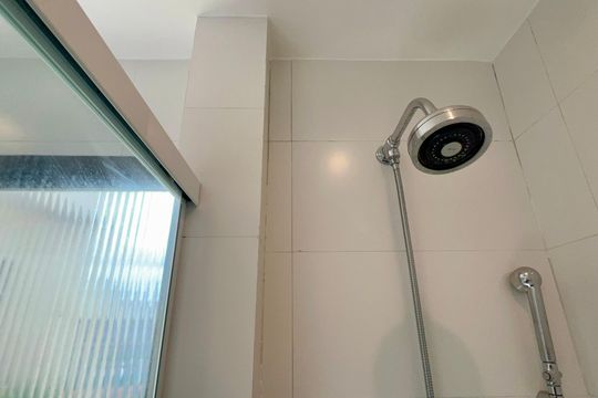 Apartamento mobiliado com 3 quartos e closet, churrasqueira e piscina no condomínio. Ideal para comprar. — Banheiro da Suíte