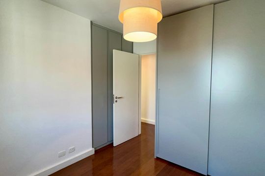Apartamento mobiliado com 3 quartos e closet, churrasqueira e piscina no condomínio. Ideal para comprar. — Quarto 2