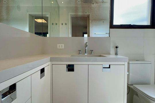 Apartamento mobiliado com 3 quartos e closet, churrasqueira e piscina no condomínio. Ideal para comprar. — Banheiro da Suíte