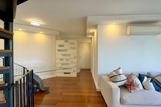 Apartamento mobiliado com 3 quartos e closet, churrasqueira e piscina no condomínio. Ideal para comprar. — Sala